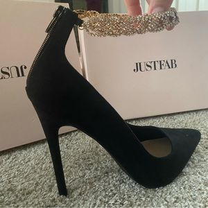 JustFab Black heels with gold/diamond ankle bracelet (NWOB) Size 11